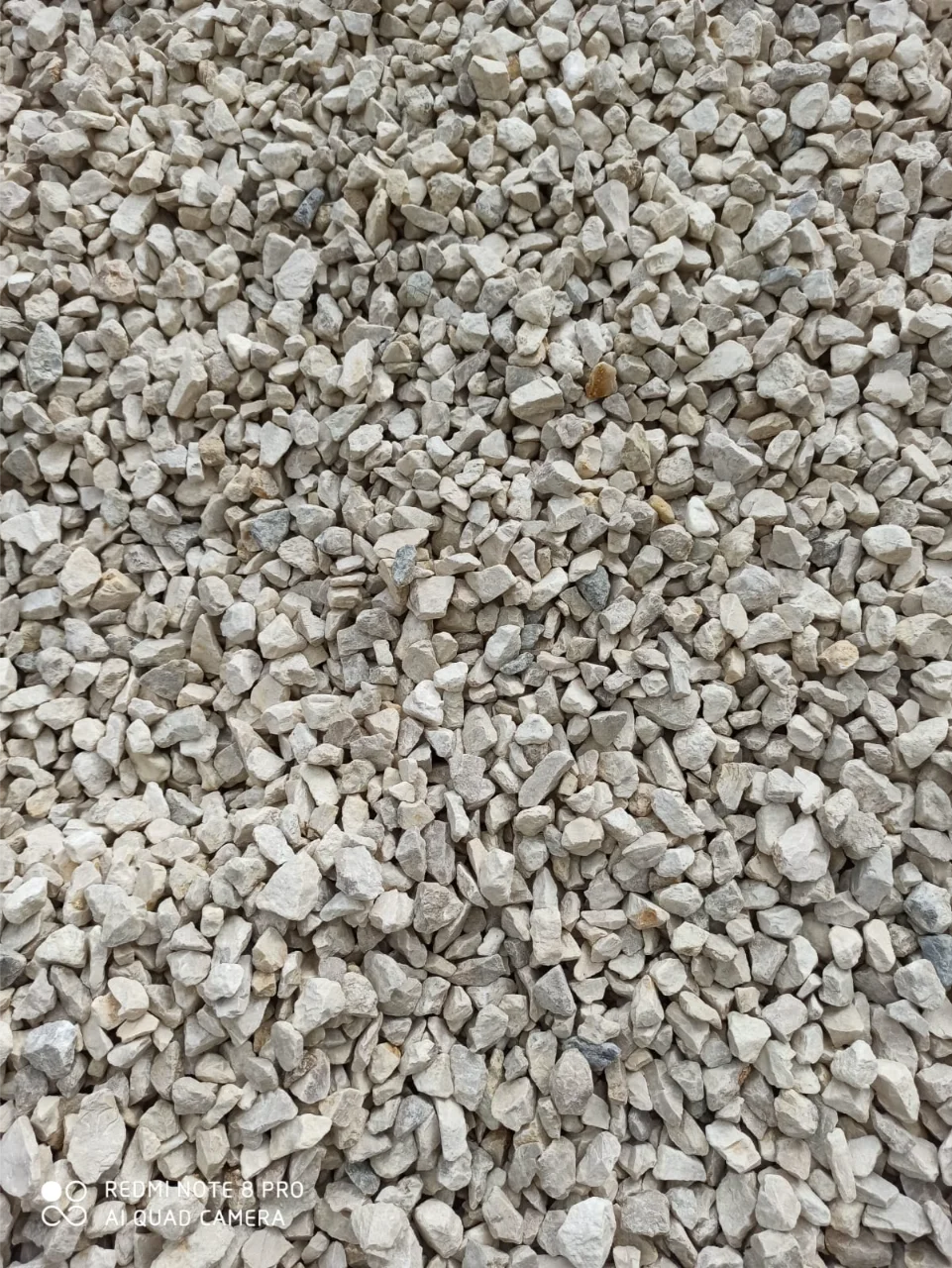 Zbliżenie stosu drobnego żwiru w odcieniach szarości