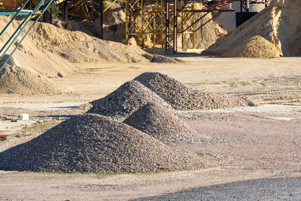 Zwały kruszywa budowlanego na otwartym placu składowym