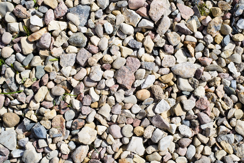 Sypki żwir otoczakowy w naturalnych odcieniach beżu i szarości